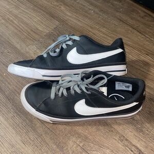 Nike Court Legacy Black/ White 6.5Y, 8 women’s, 6.5 Men’s- New condition